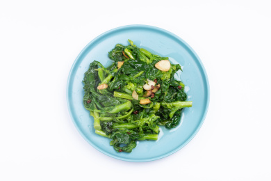 盘子里的素炒油菜尖蔬菜