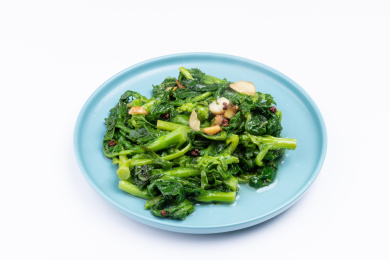 盘子里的素炒油菜尖蔬菜