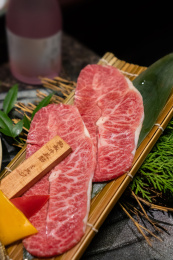 拼盘里的和牛板腱食材摆盘