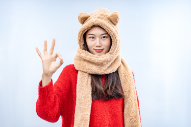 红色温暖的OK女孩