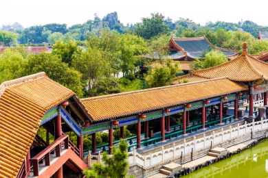 中国河南省开封清明上河园黄色琉璃瓦建筑