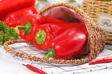 格子底上放着一蓝红甜椒