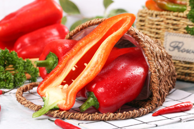 格子底上放着一蓝红甜椒