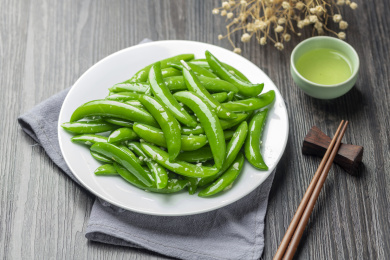 家常菜清炒甜豆摆放在木桌面上特写