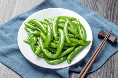 家常菜清炒甜豆摆放在木桌面上特写