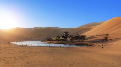 中国甘肃敦煌鸣沙山月牙泉全景图