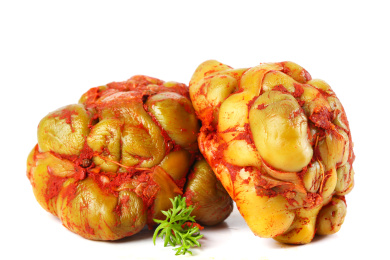 白底上放着两个完整的涪陵榨菜头