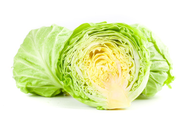 白底上放着两个完整的和一个切半的绿甘蓝