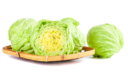 白底上放着包菜和一蓝新鲜甘蓝