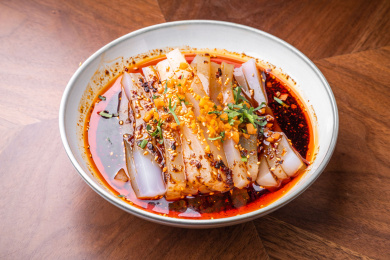 棕色木纹桌上放着一盘川北凉粉