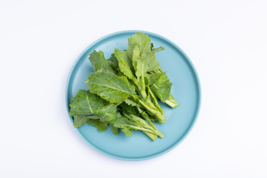盘子里的绿色油菜尖蔬菜