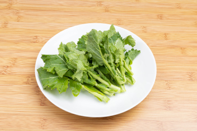 盘子里的绿色油菜尖蔬菜