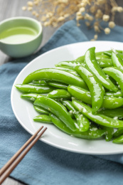 蒜蓉甜豆家常菜特写木桌面深色调