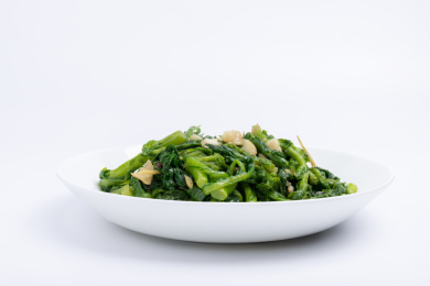 盘子里的素炒油菜尖蔬菜