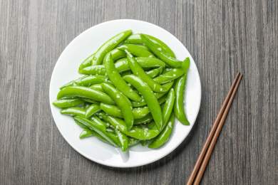 蒜蓉甜豆家常菜特写木桌面深色调