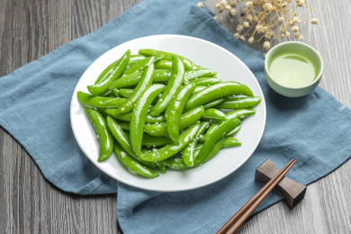 蒜蓉甜豆家常菜特写木桌面深色调