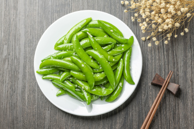 蒜蓉甜豆家常菜特写木桌面深色调