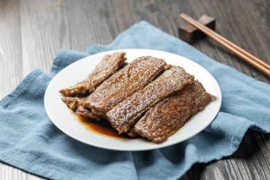 熬带鱼红烧带鱼摆放在木桌面上