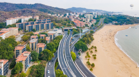 航拍中国福建省厦门思明区白城沙滩与环岛隧道