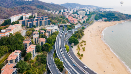 航拍中国福建省厦门思明区白城沙滩与环岛隧道