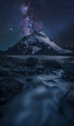 中国新疆天山小珠峰夏季星空银河夜景
