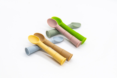 白色背景上的婴儿用餐具硅胶汤匙勺子