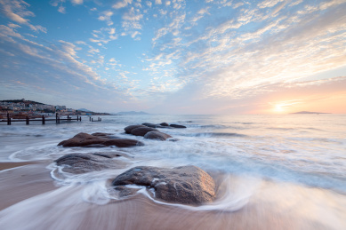 中国山东青岛石老人浴场日出自然景观