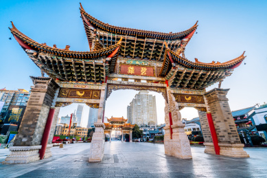 中国云南昆明金马碧鸡坊清晨风光
