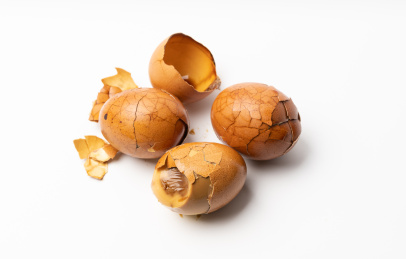 纯白色背景下的家庭茶叶卤蛋