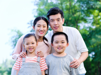 幸福的四口之家在公园玩耍