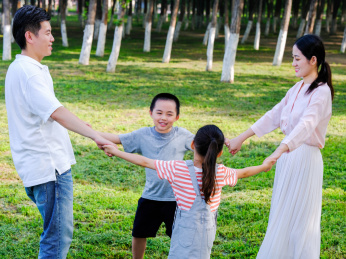 幸福的四口之家在公园玩耍