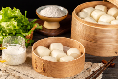木板背景上满满一笼小馒头
