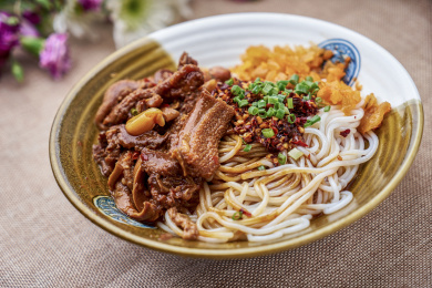 南昌特色小吃毛肚拌粉盛放在棕色的瓷碗中