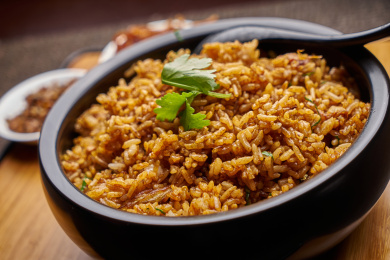 家常美食酱油拌饭盛放在黑色大瓷碗中