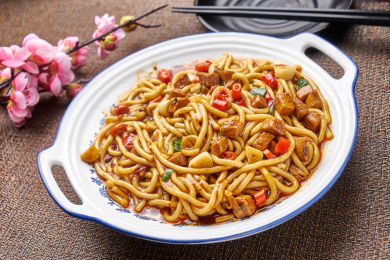 南昌特色美食南昌炒粉盛放在瓷器盘子里