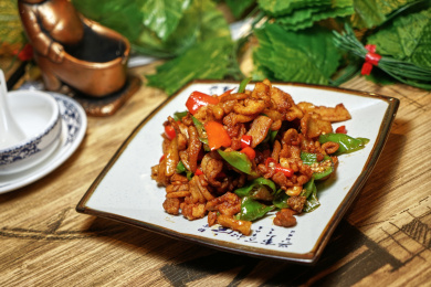 家常美食萝卜干炒油渣装在造型独特的瓷盘里