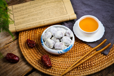 网红美食小吃杏仁夹心奶枣