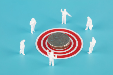 白模人偶围着靶心及硬币