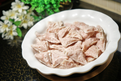 美味营养的火锅菜肉燕饺堆放在白瓷碗里