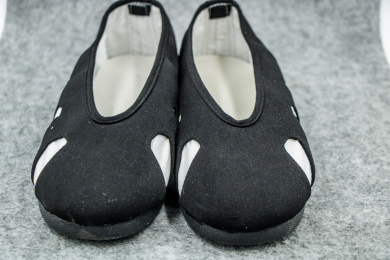 白色背景的正一派道士服装