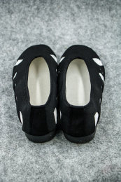 白色背景的正一派道士服装