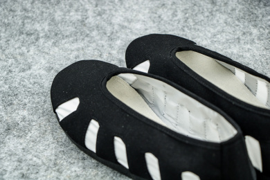 白色背景的正一派道士服装