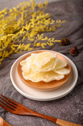 桌面上的白色陶瓷里的美味可口的糖姜