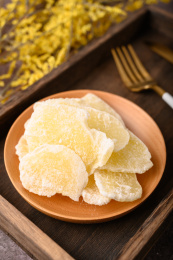 桌面上的白色陶瓷里的美味可口的糖姜