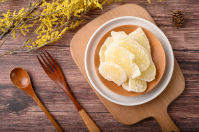 桌面上的白色陶瓷里的美味可口的糖姜