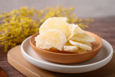 桌面上的白色陶瓷里的美味可口的糖姜