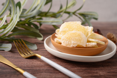 桌面上的白色陶瓷里的美味可口的糖姜