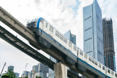 轻轨在城市中行驶