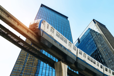 轻轨和金融中心摩天大楼