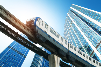 轻轨和金融中心摩天大楼